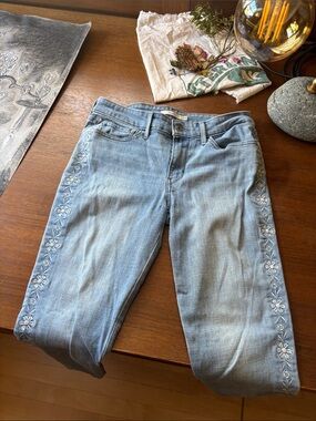 Levi Strauss 711 Skinny with embroidered flowers